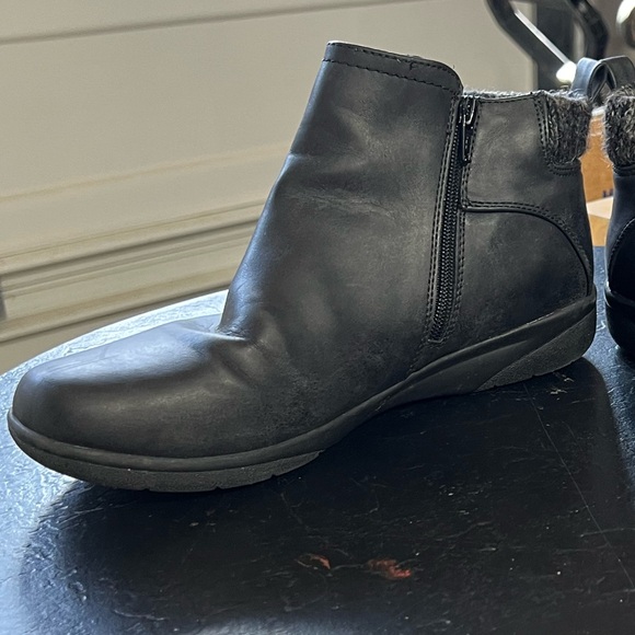 Kim Rogers Black Short Booties size 8. Faux leather boots with grey trim on back - Picture 15 of 16